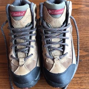 Columbia  tan suede Omni-tech insulated hiking boots worn once 21.5 cm EUC